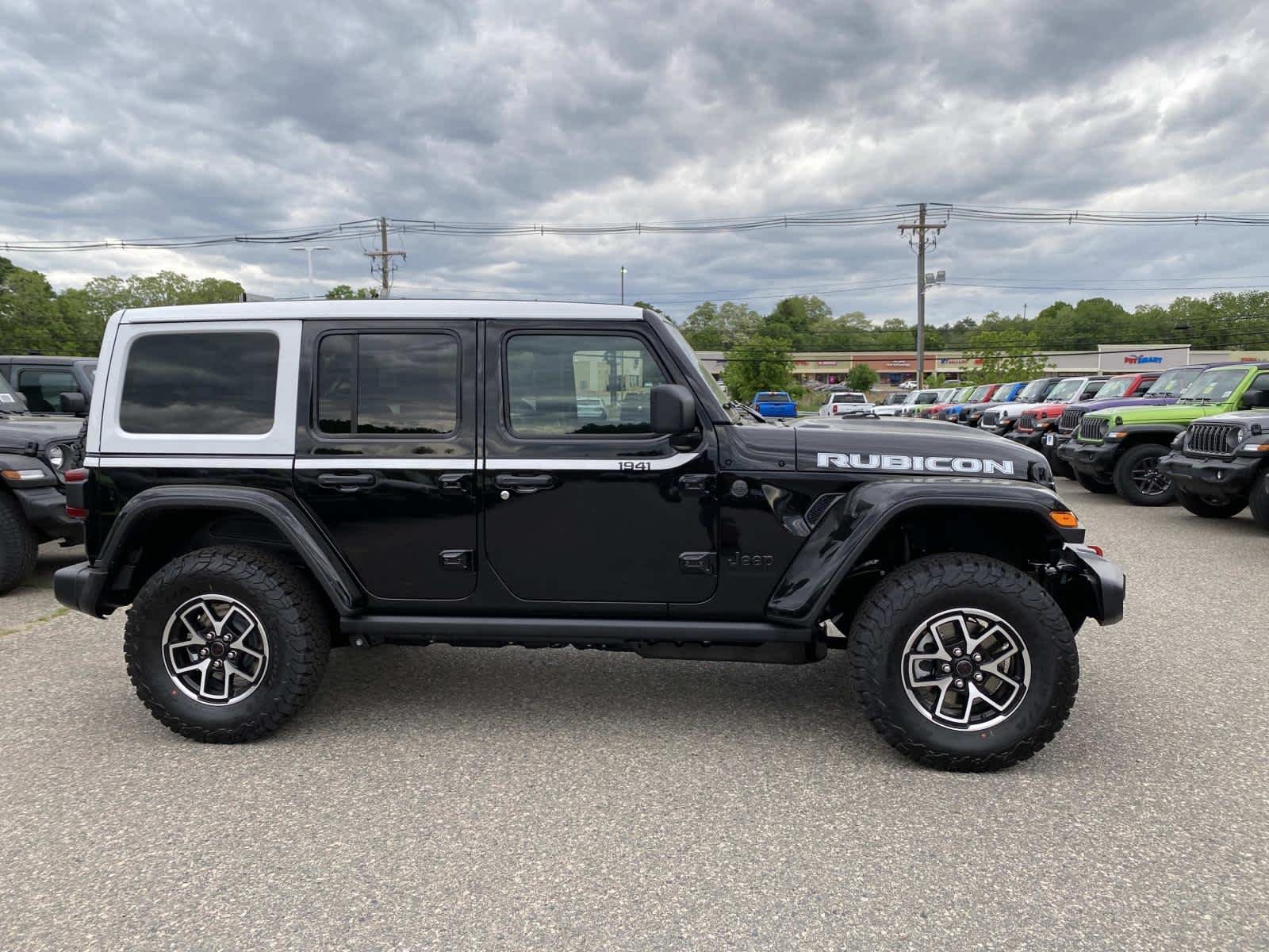 New 2026 Black Clear-Coat Exterior Paint Jeep Rubicon image 2