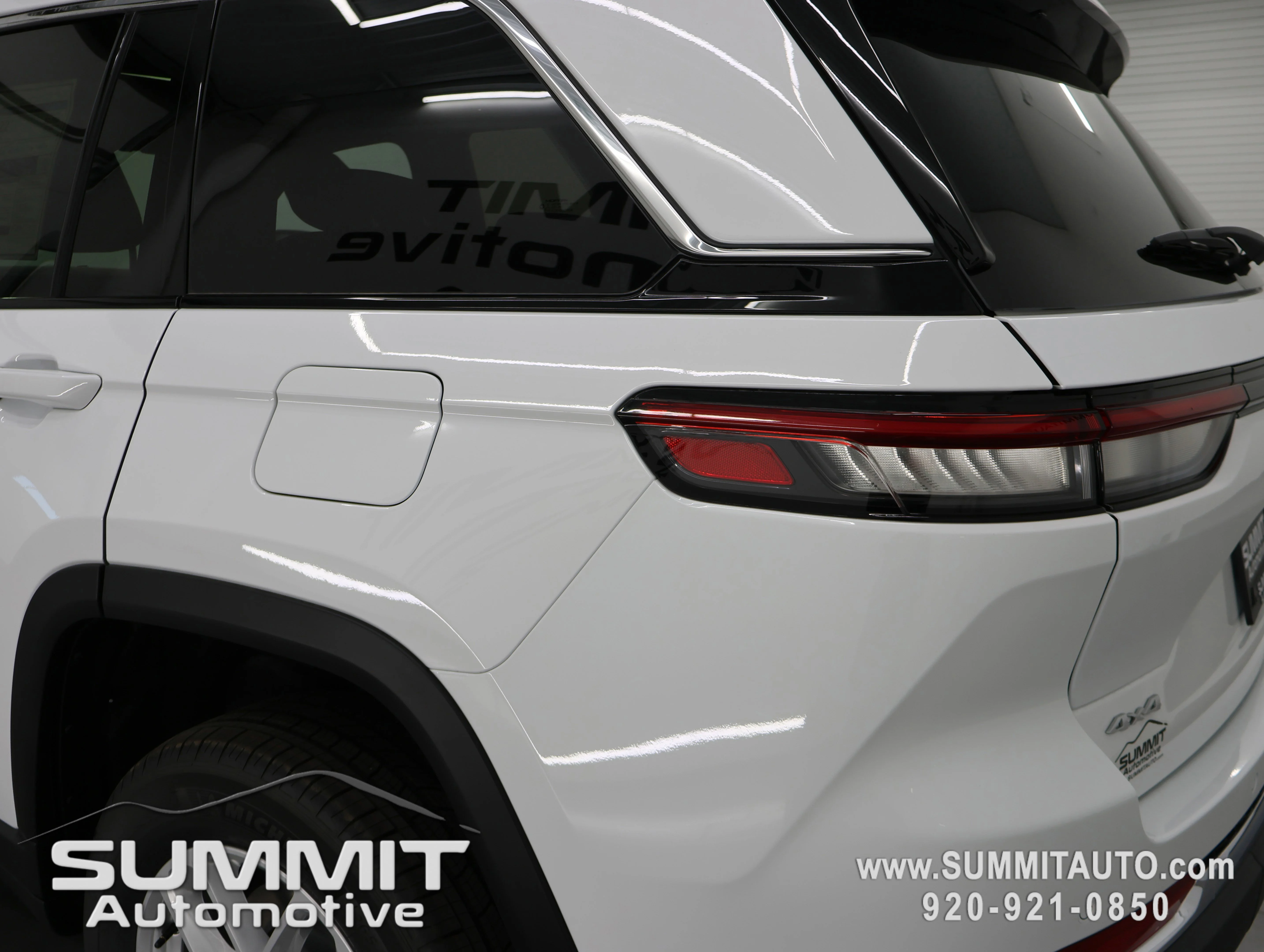 New 2026 Bright White Clear-Coat Exterior Paint Jeep Laredo X image 32