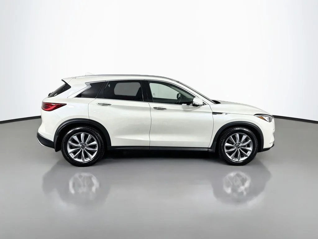 Used 2022 White INFINITI ESSENTIAL image 8