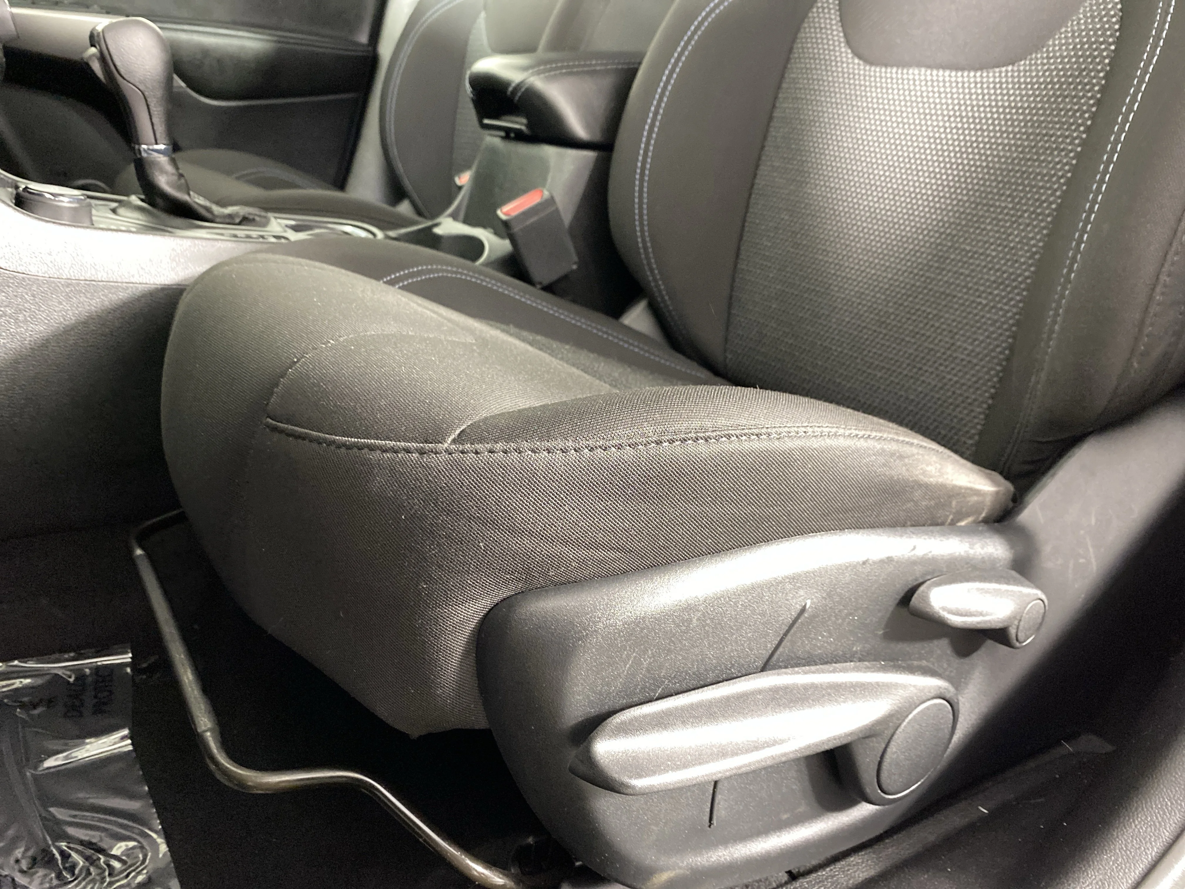 Used 2019 Light Brownstone Pearlcoat Jeep Latitude image 17