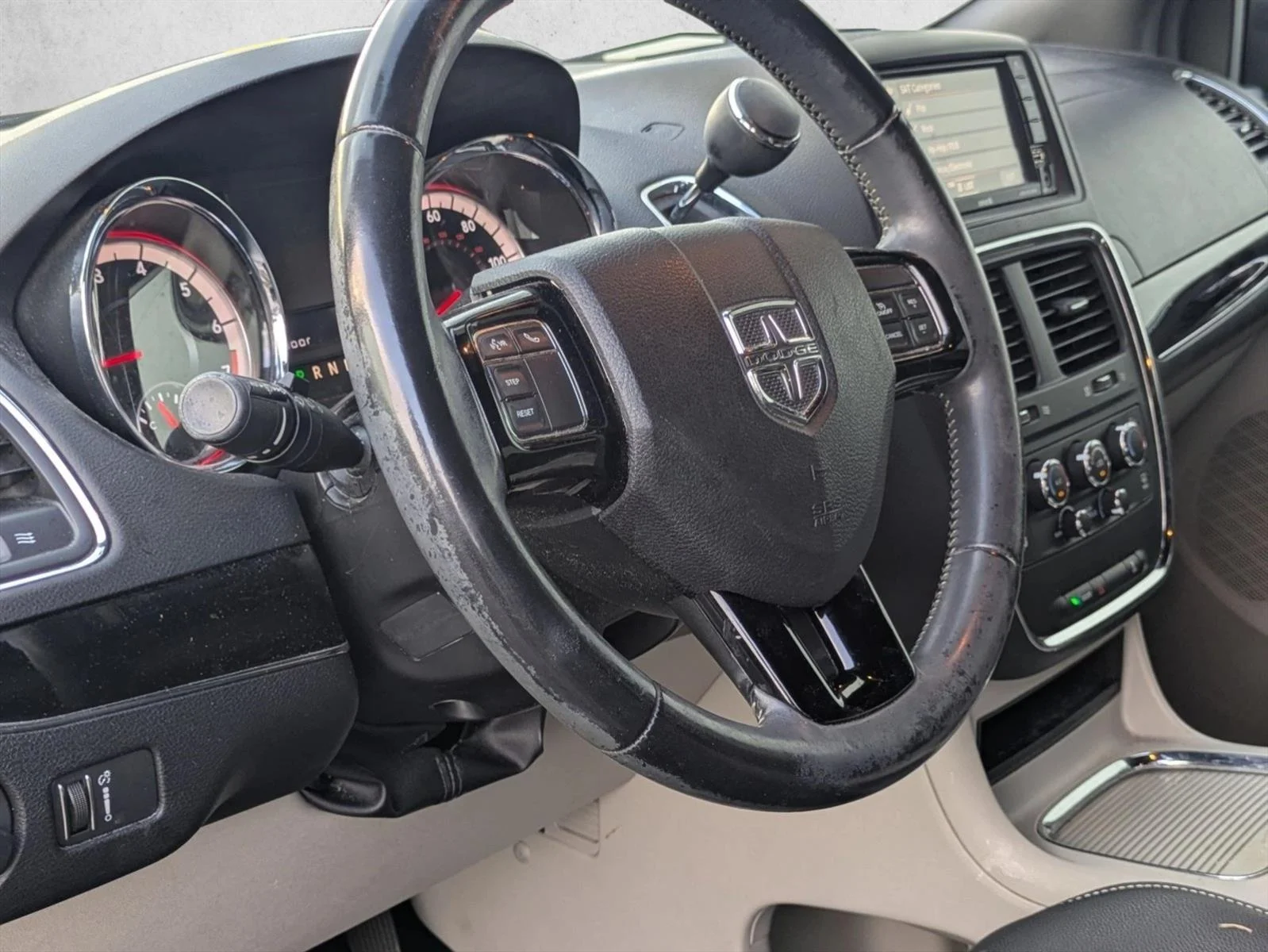 Used 2019 Billet Clearcoat Dodge SXT image 9