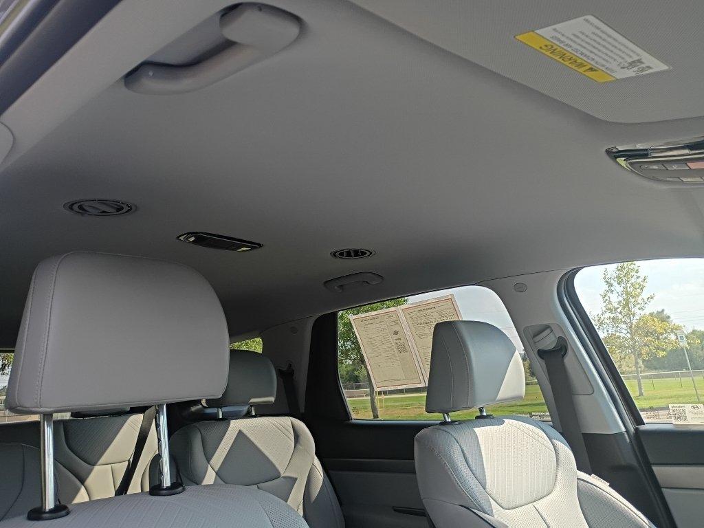 Used 2025  Hyundai SEL image 11