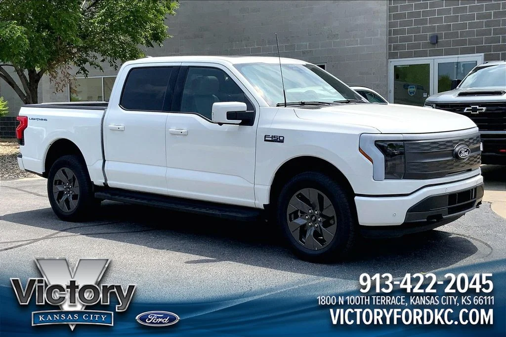 Used 2024 White Ford Lariat image 1