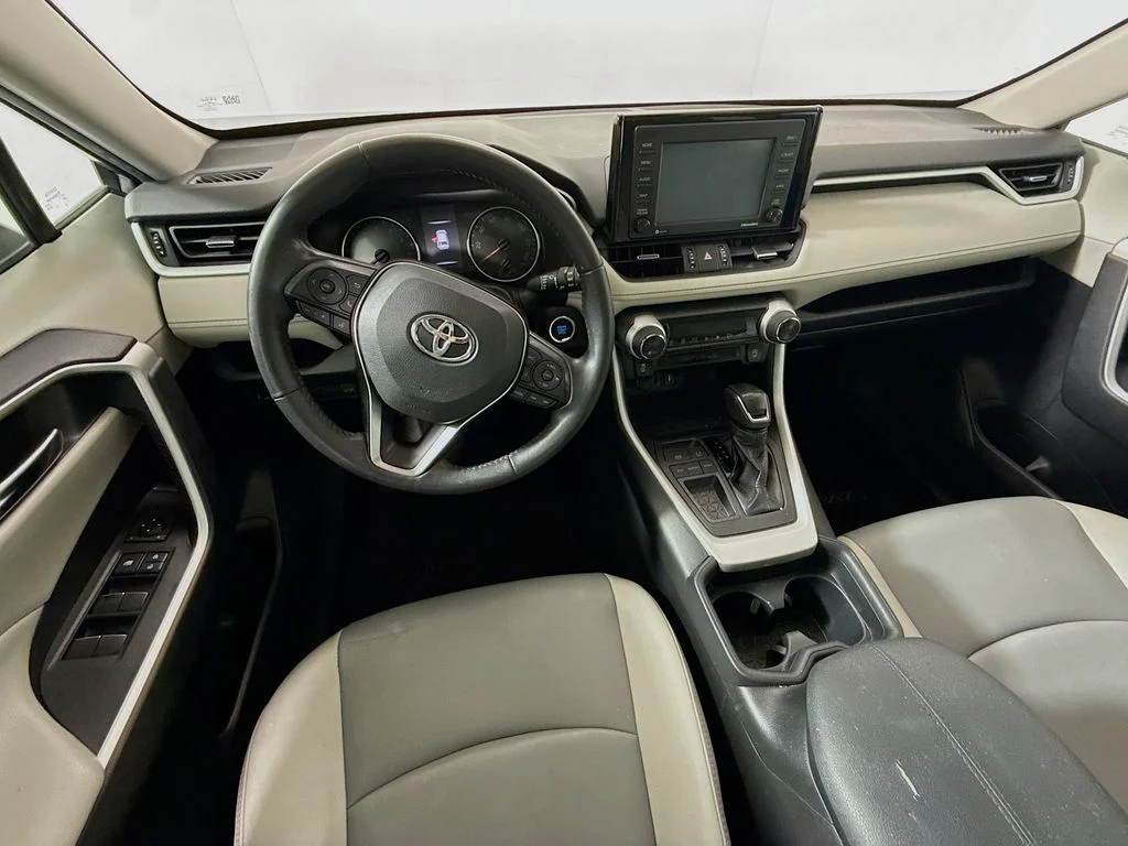 Used 2020 Silver Sky Metallic Toyota XLE Premium image 21