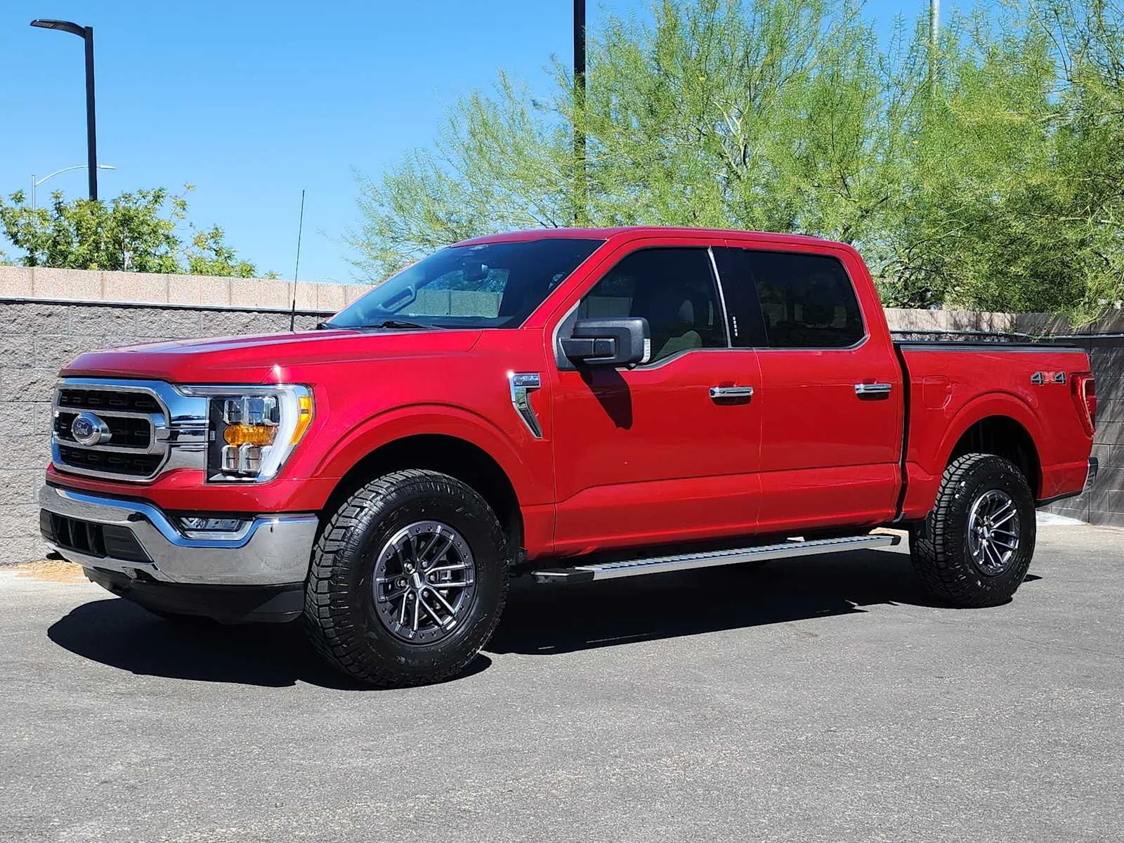 Used 2022 Rapid Red Metallic Tinted Clearcoat Ford XLT image 4