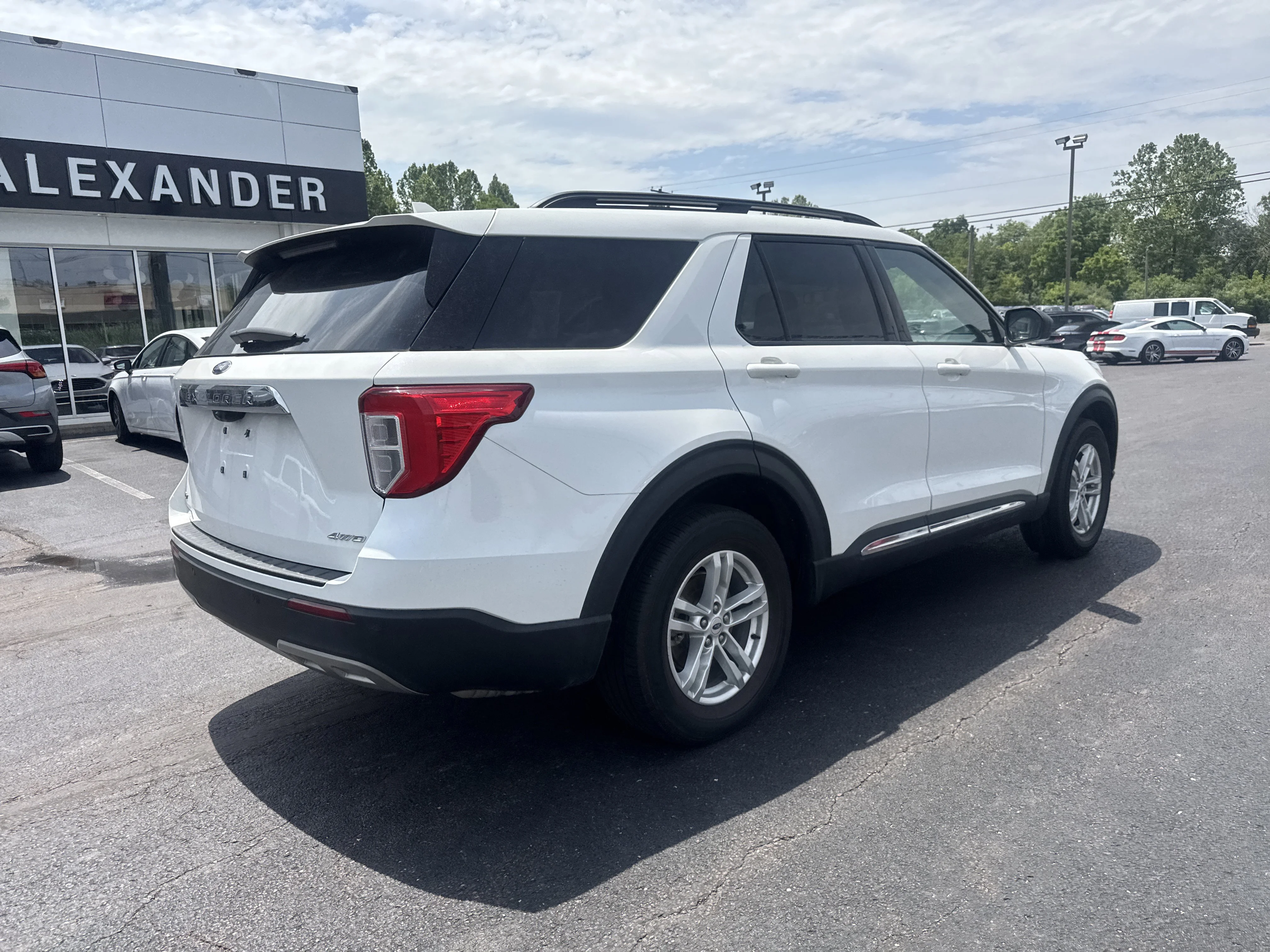 Used 2023 Star White Metallic Tri-Coat Ford XLT image 3