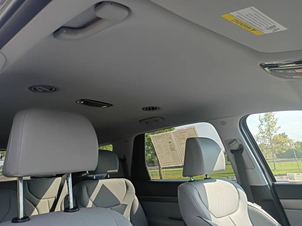 Used 2025  Hyundai SEL image 11