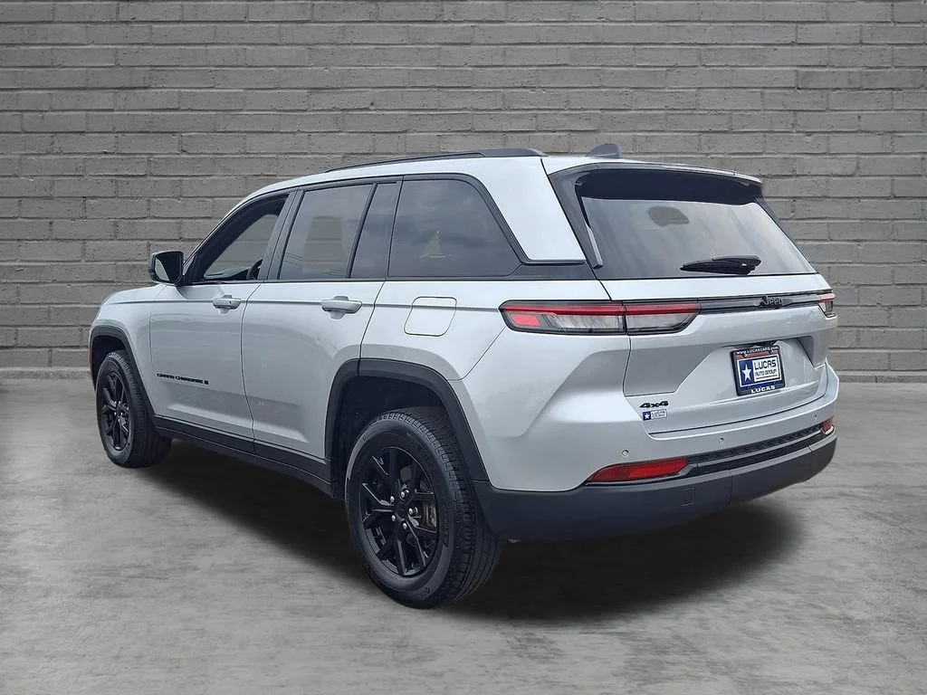 Used 2024 Silver Jeep Altitude X 4x4 image 8