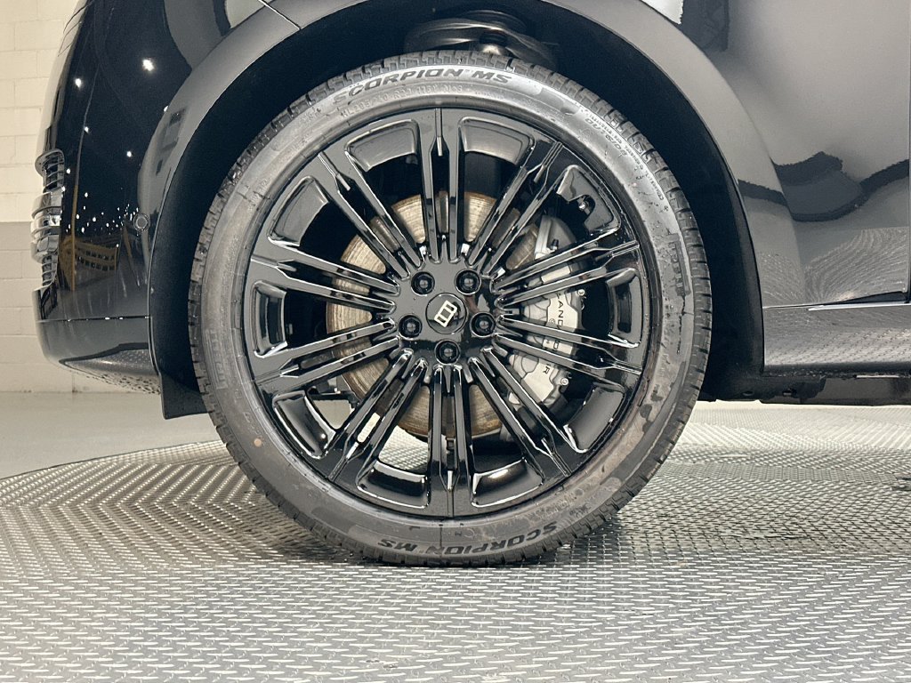 New 2027 Santorini Black Metallic Land Rover SE image 5