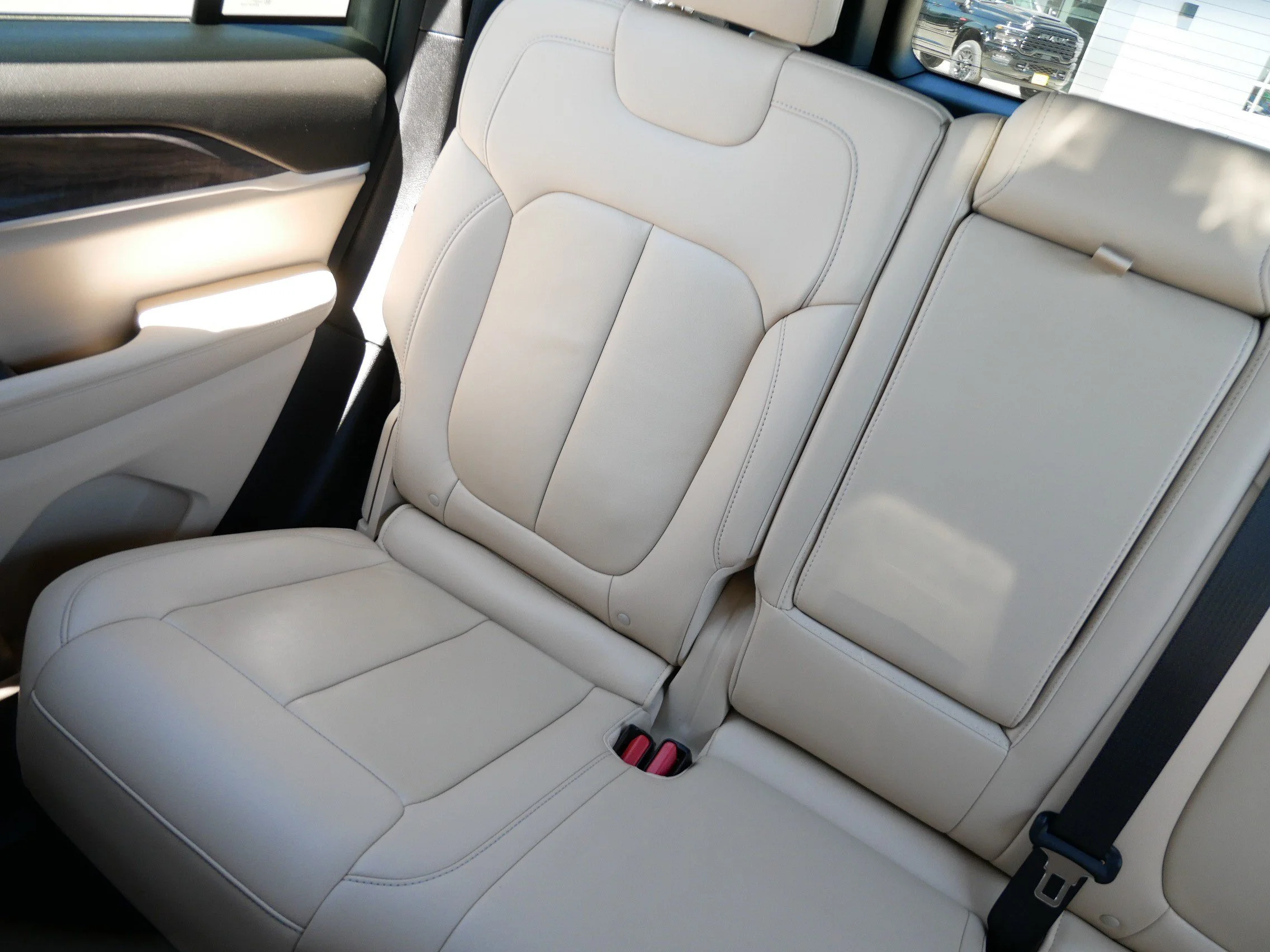 Used 2022 Velvet Red Pearlcoat Jeep  image 12