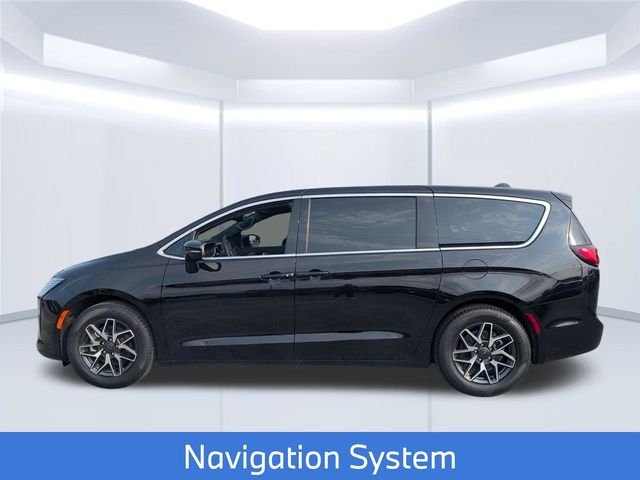 New 2027 Diamond Black Crystal Pearl-Coat Exterior Paint Chrysler Limited image 2