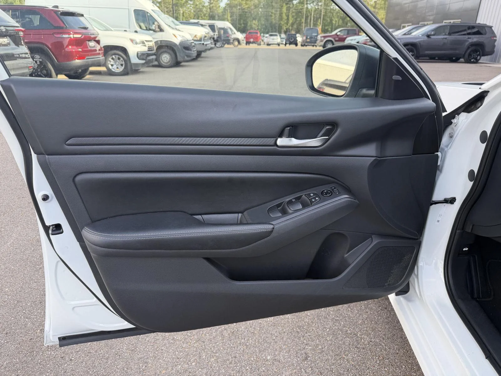 Used 2025 Glacier White Nissan SV image 15