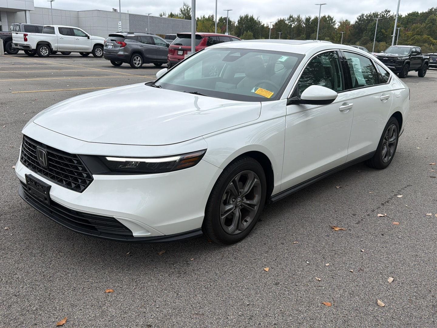 Used 2024 Platinum White Pearl Honda EX image 8
