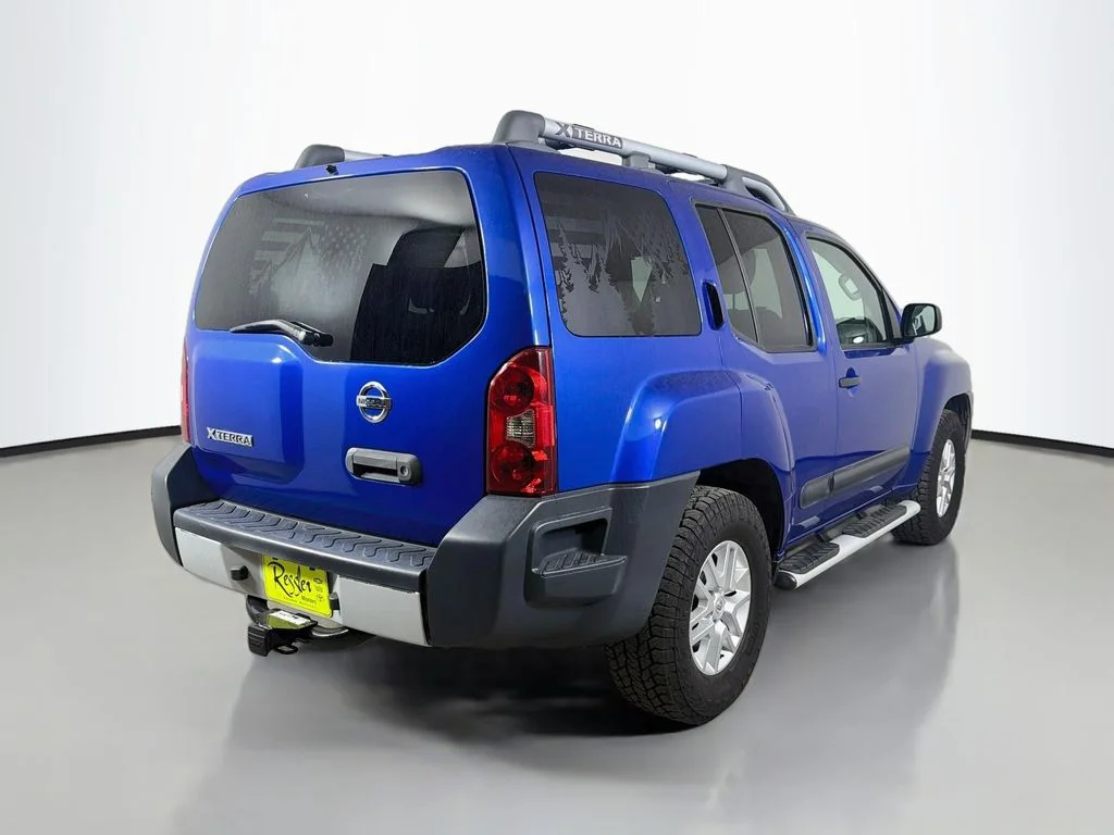 Used 2015 Blue Nissan S image 6