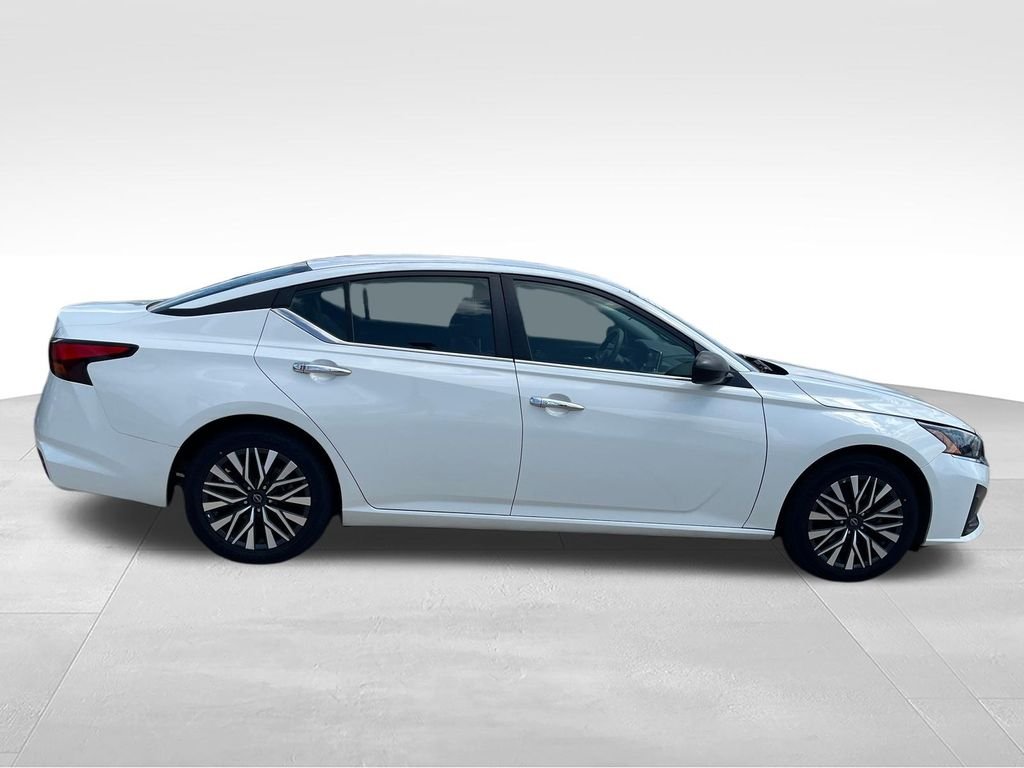 Used 2025 White Nissan 2.5 SV image 6