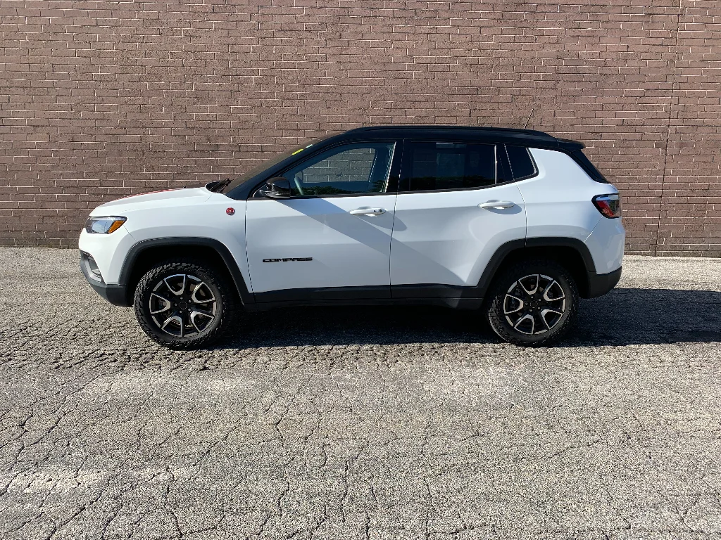 Used 2025 Bright White Clearcoat Jeep Trailhawk image 22