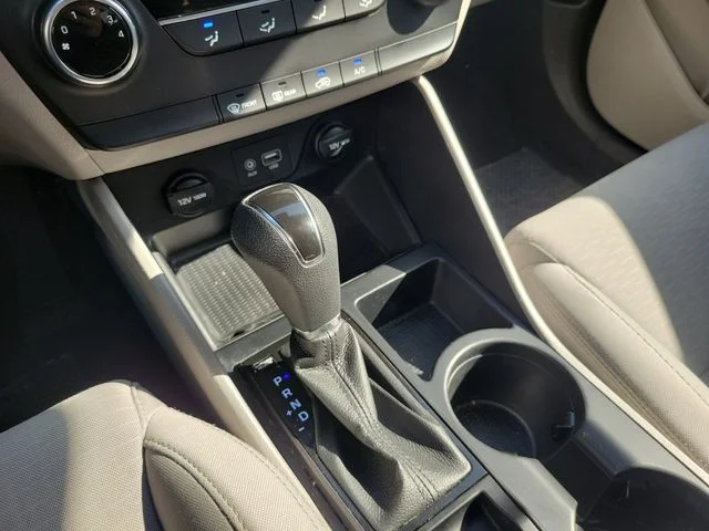 Used 2021 White Hyundai SE image 22