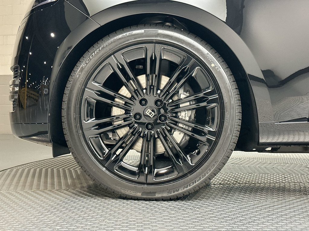 New 2027 Santorini Black Land Rover SE image 5