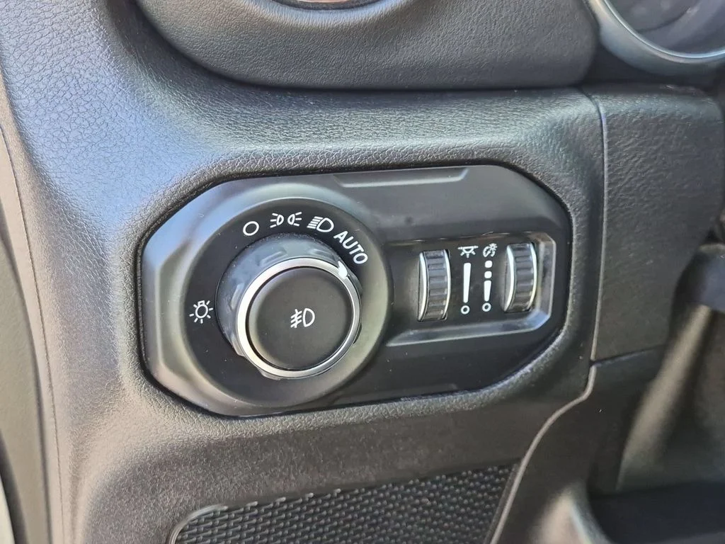 Used 2020 Silver Jeep Unlimited Sahara High Altitude image 12