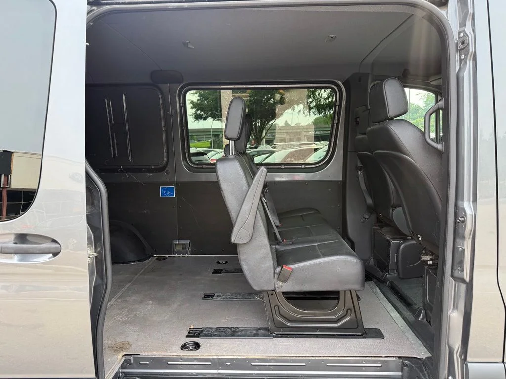 Used 2021  Mercedes-Benz Crew 144 WB image 13