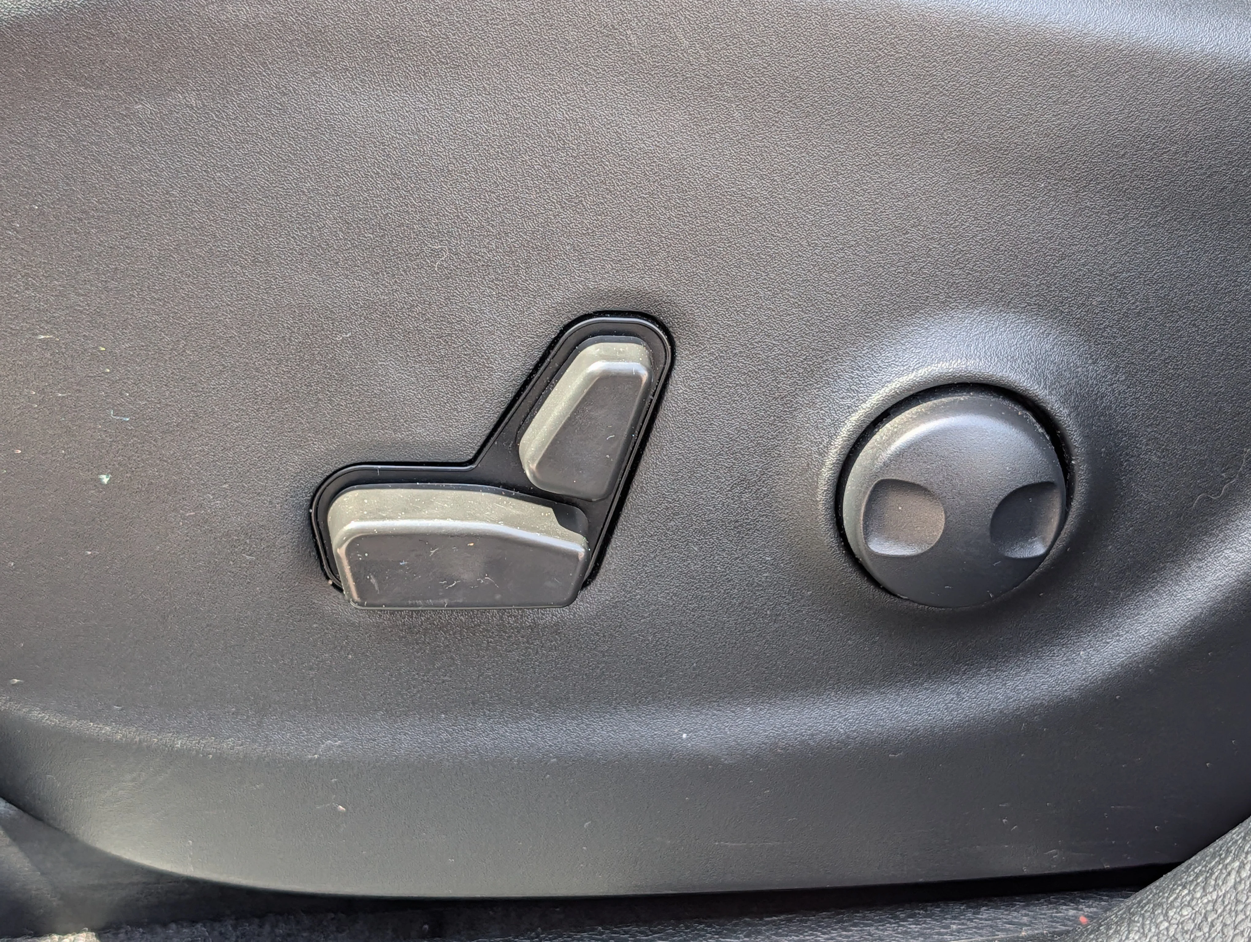 Used 2022 Granite Crystal Metallic Clearcoat Jeep Latitude Lux image 20