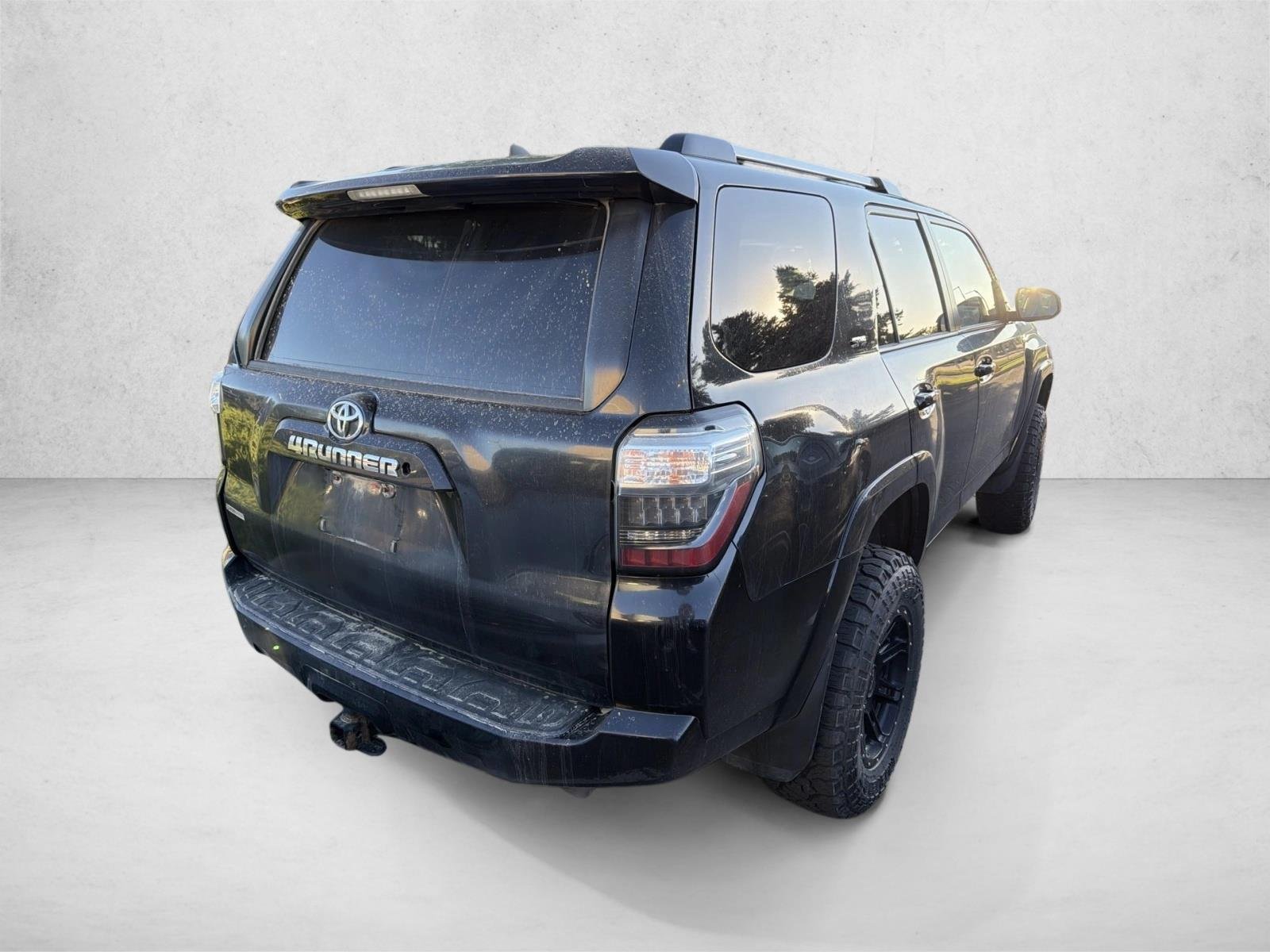 Used 2016 Midnight Black Metallic Toyota SR5 image 4