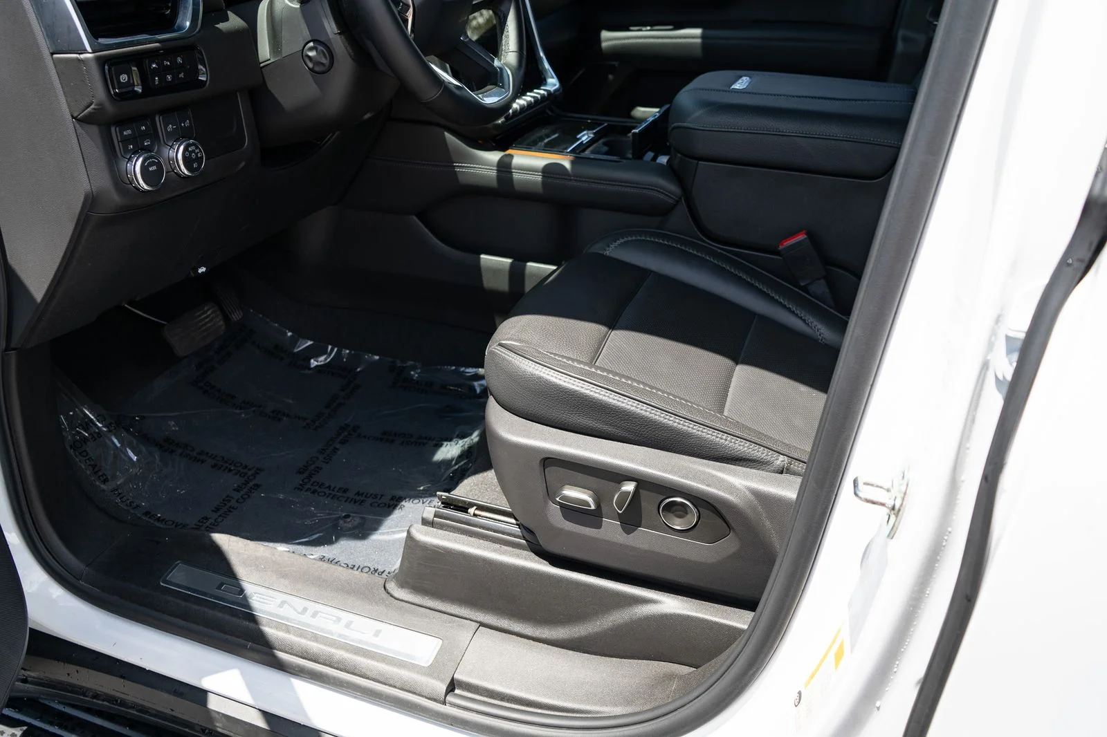 Used 2025 White GMC Denali image 17