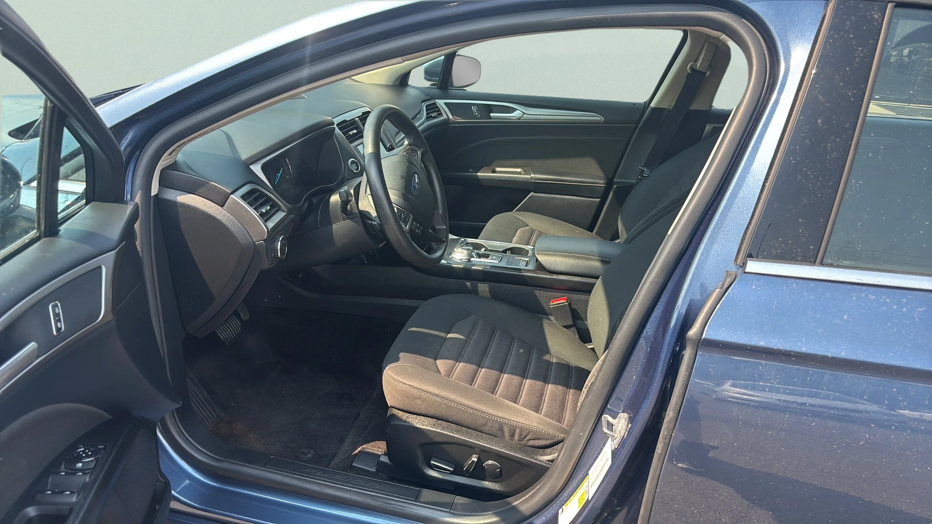 Used 2018 Blue Ford SE image 10