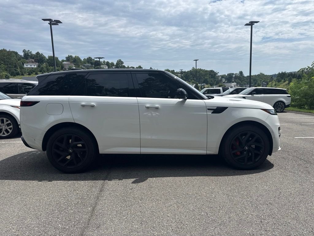 Used 2024 Fuji White Land Rover Dynamic SE image 4