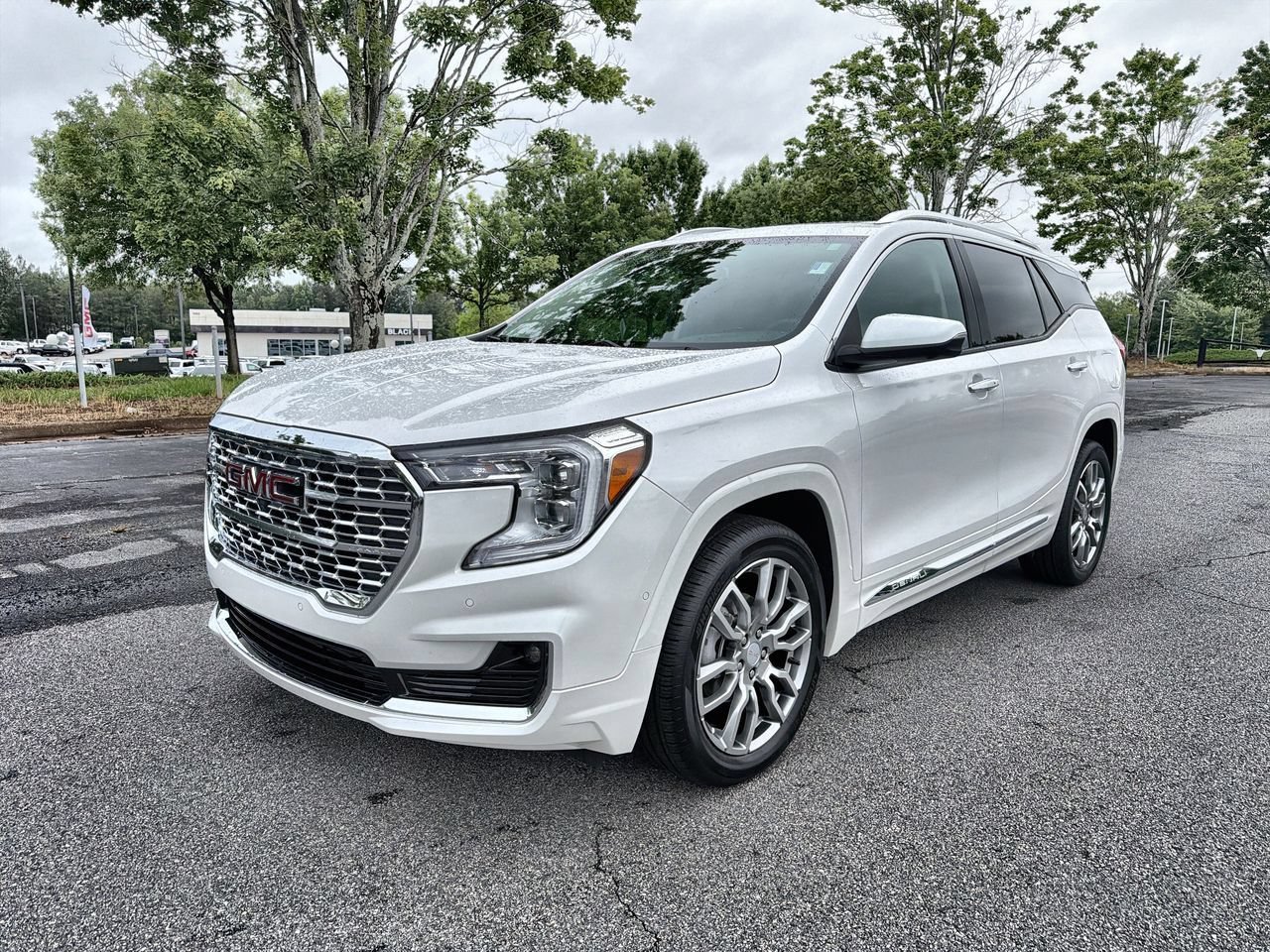 Used 2023 White Frost Tricoat GMC Denali image 4