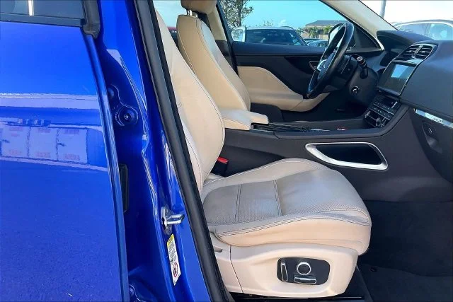 Used 2019 Blue Jaguar 25t Prestige image 6