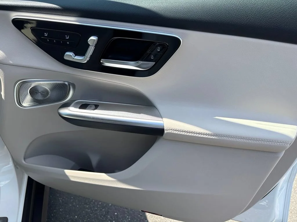 New 2027 Polar White Mercedes-Benz GLC 300 image 23