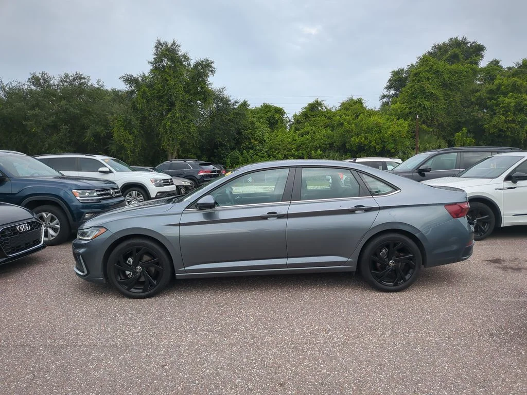 Used 2025 Gray Volkswagen 1.5T SE image 2