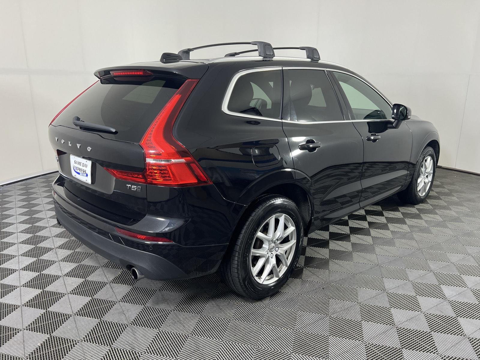Used 2020 Onyx Black Metallic Volvo Momentum image 28