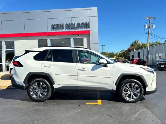 Used 2022 White Toyota XLE Premium image 14
