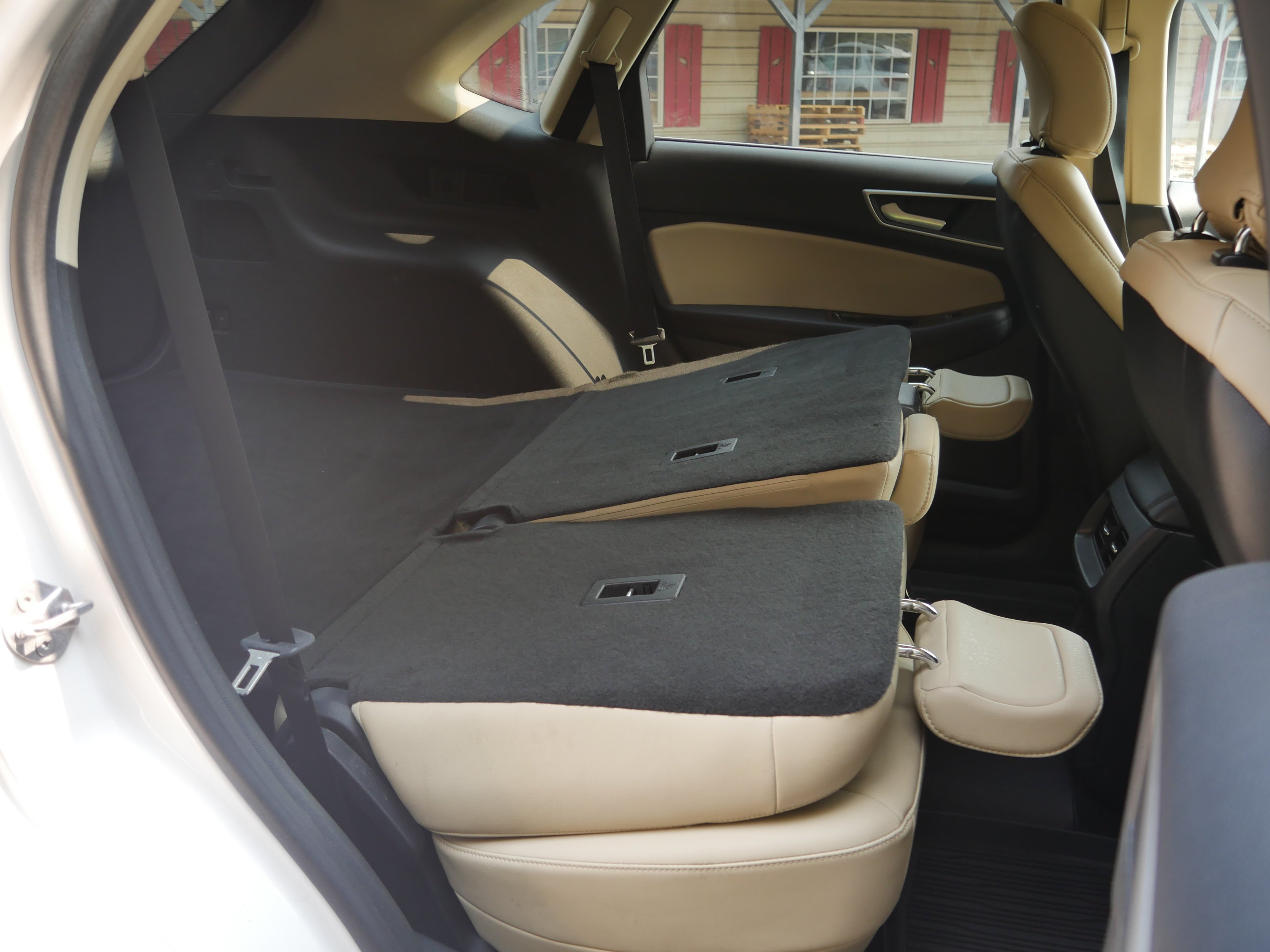 Used 2019 White Platinum Clearcoat Metallic Ford SEL image 30