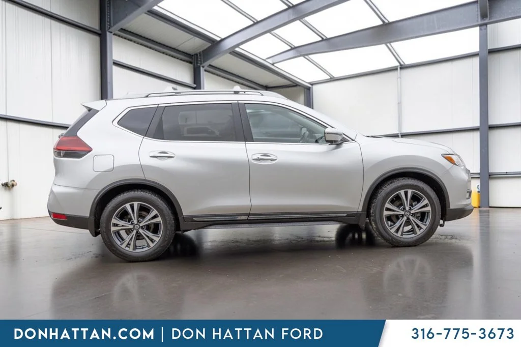 Used 2018 Silver Nissan SL image 28