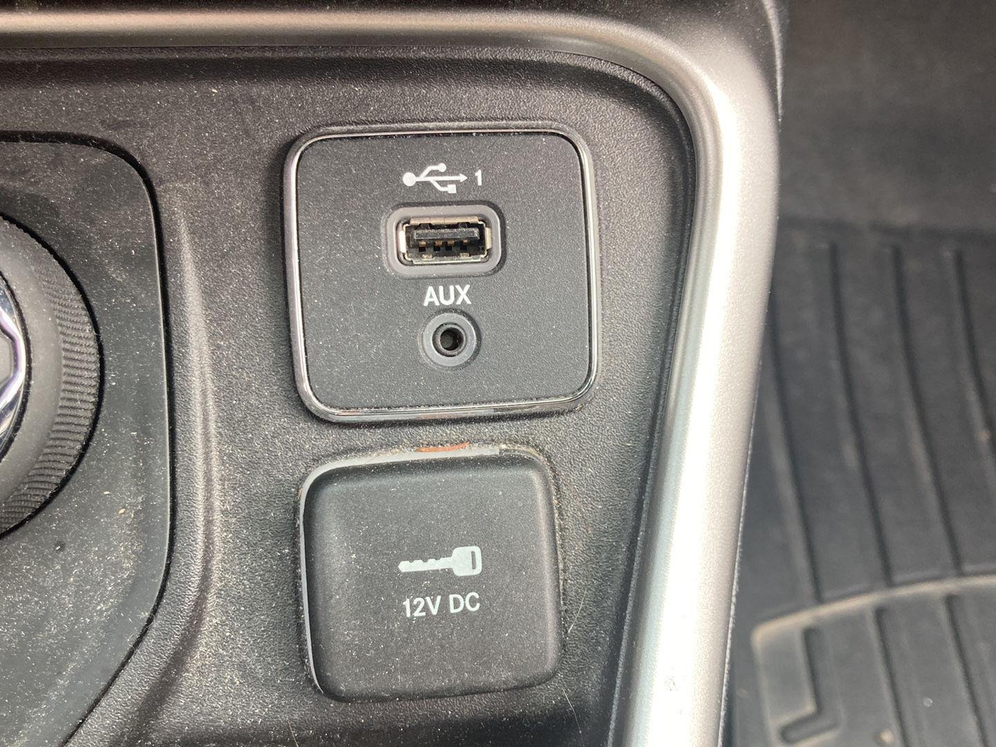 Used 2021 Jazz Blue Pearlcoat Jeep Latitude image 19