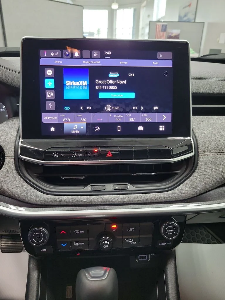 Used 2022 White Jeep Latitude Lux image 4