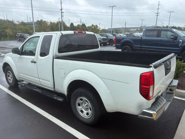 Used 2014 Glacier White Nissan S image 5