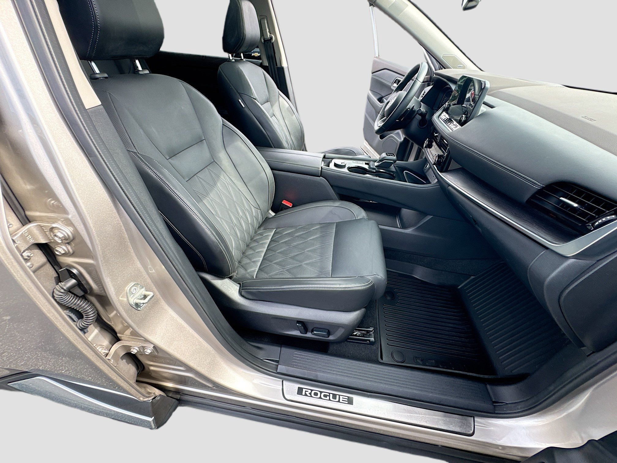 Used 2021 Champagne Silver Metallic Nissan Platinum image 29