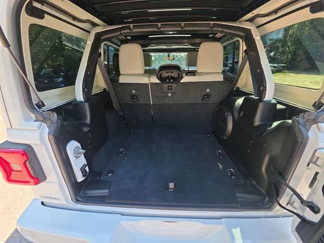 Used 2023 White Jeep Sahara image 25