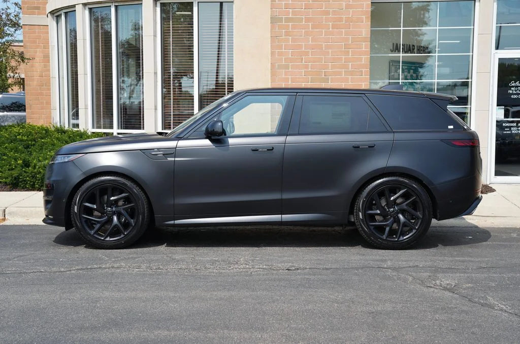New 2026 Santorini Black Land Rover Dynamic SE image 2