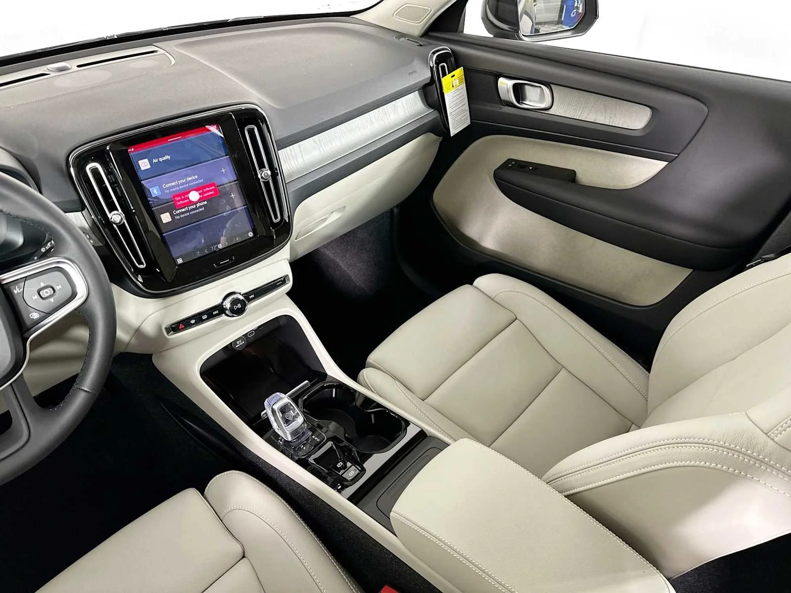 2025 Volvo XC40 Plus - Photo 21