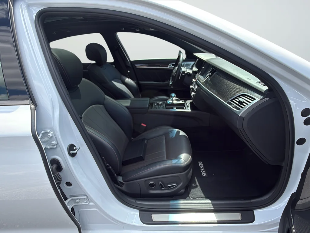 Used 2019 White Genesis 3.3T Sport image 26
