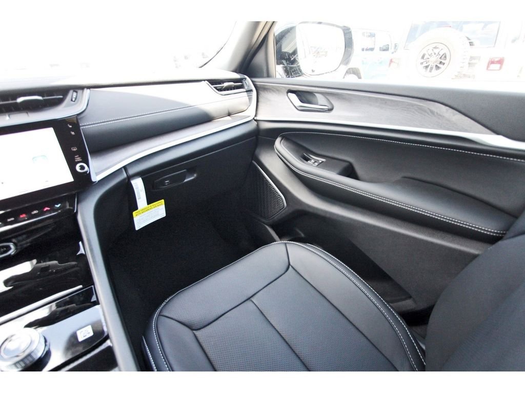 New 2026 Diamond Black Crystal Pearl-Coat Exterior Paint Jeep Limited Reserve image 10