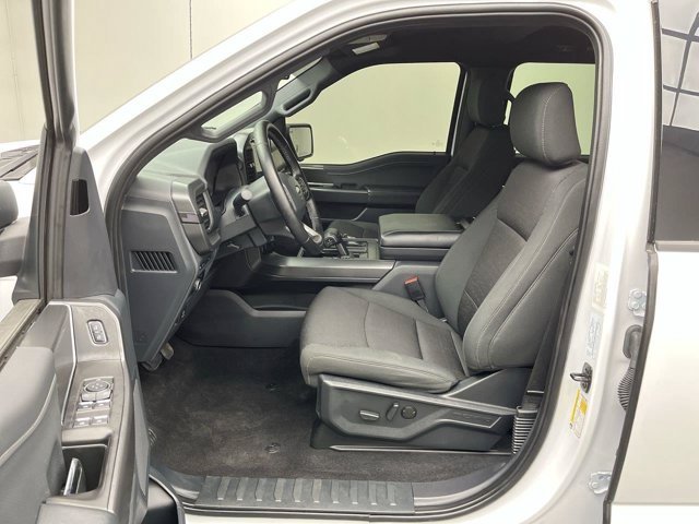 Used 2024 Oxford White Ford XLT image 3