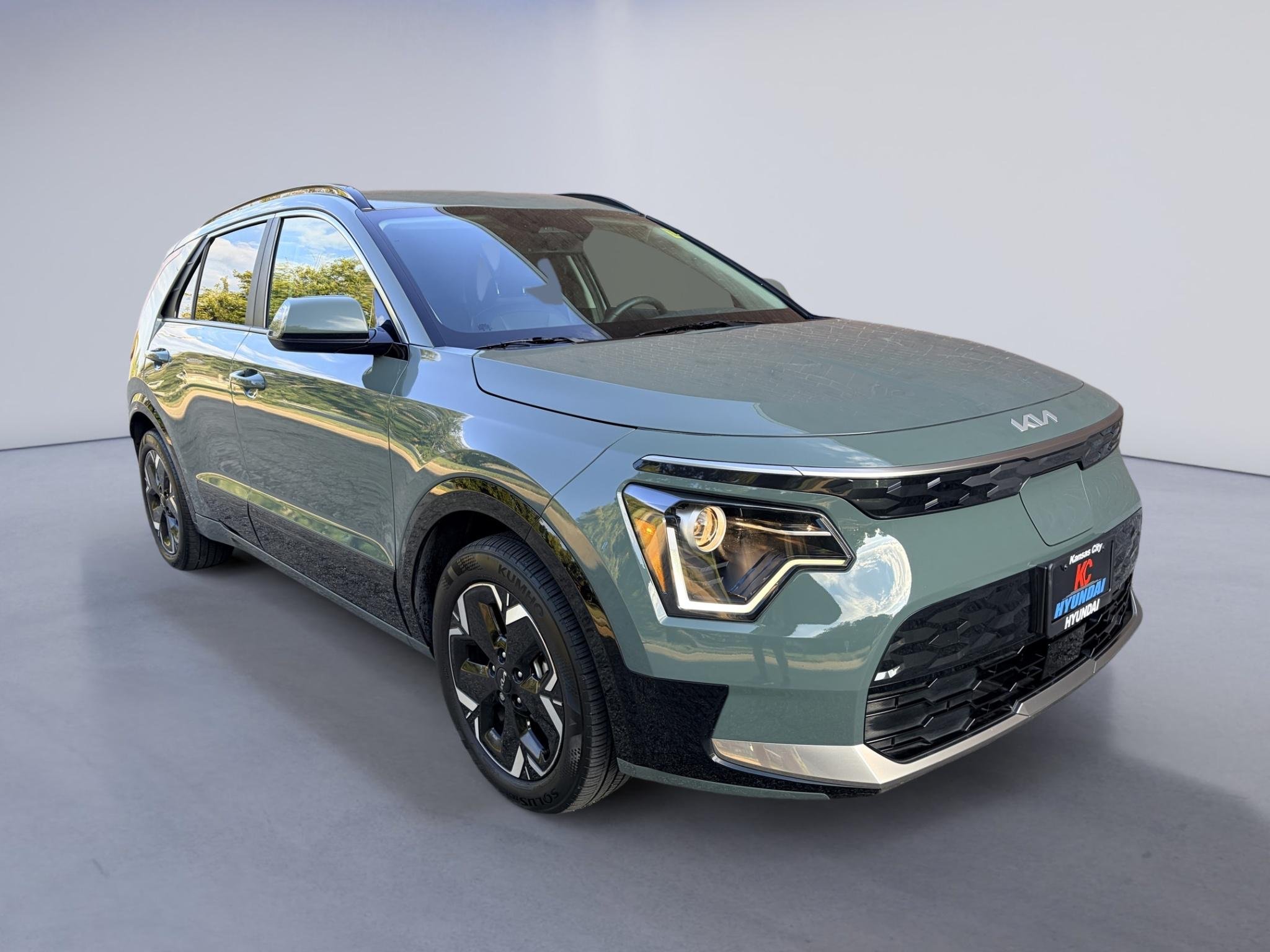 Used 2024 Cityscape Green Kia Wind image 7