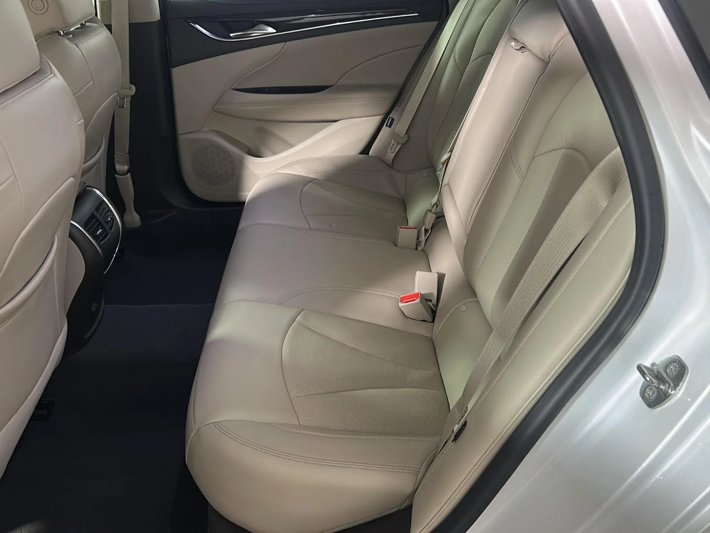 Used 2017 White Frost Tricoat Buick Essence image 14