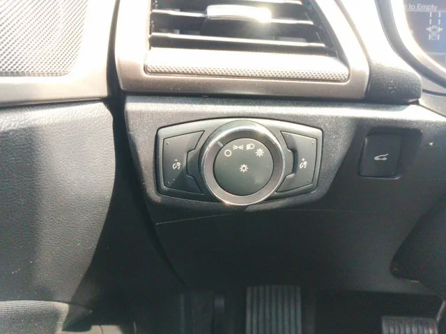 Used 2019 Blue Ford SE image 19